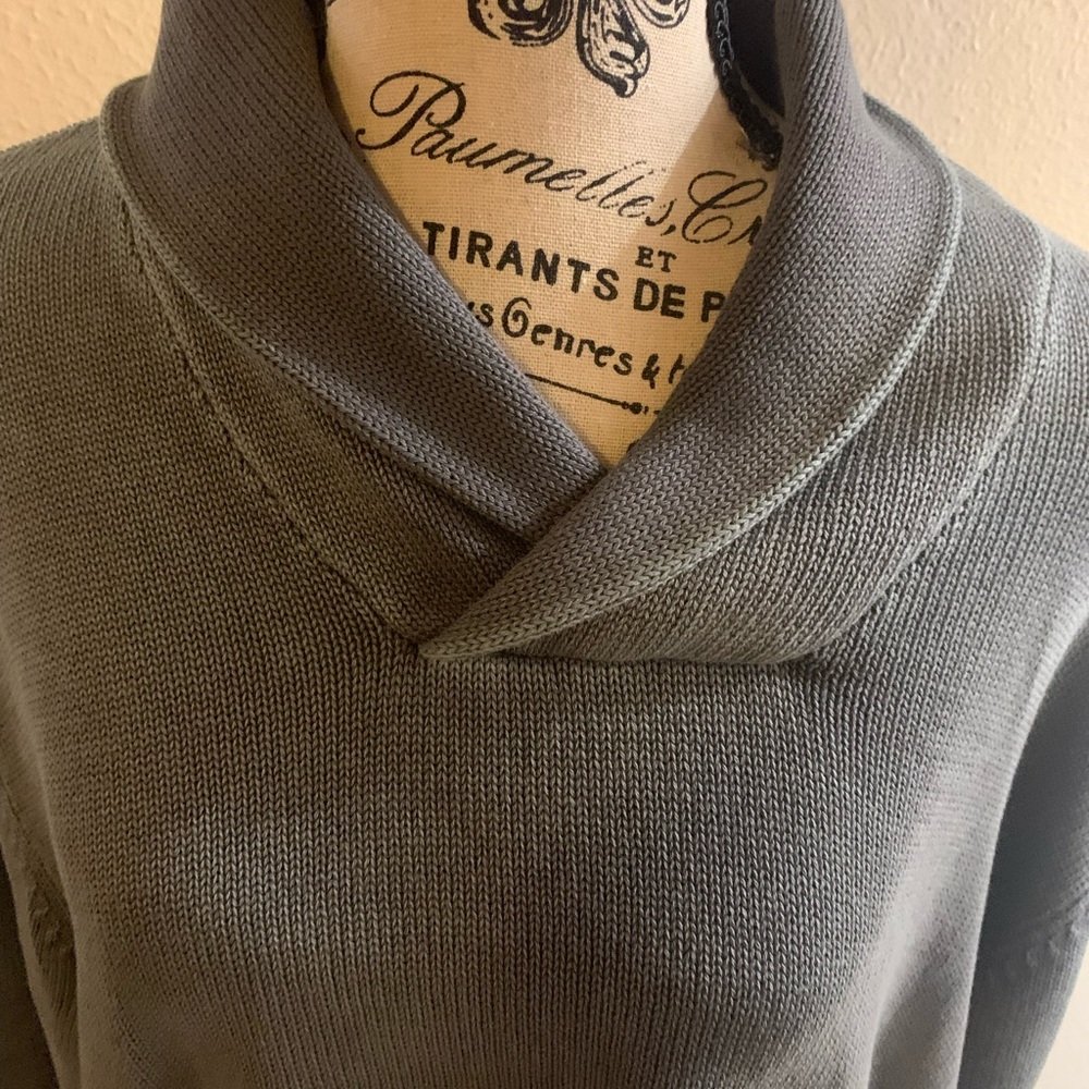 Men’s gray sweater